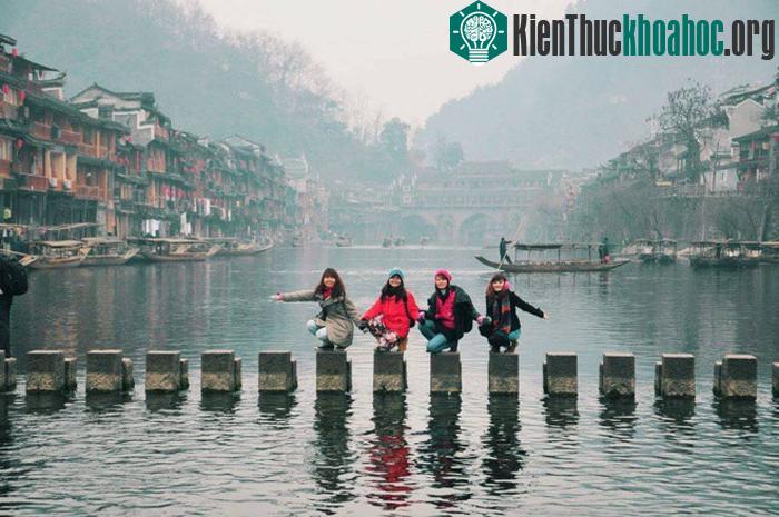 Dọc sông Đà Giang khoảng 5 km có rất nhiều cây cầu được người dân bắt ngang sông, cầu gỗ, cầu đá rất độc đáo