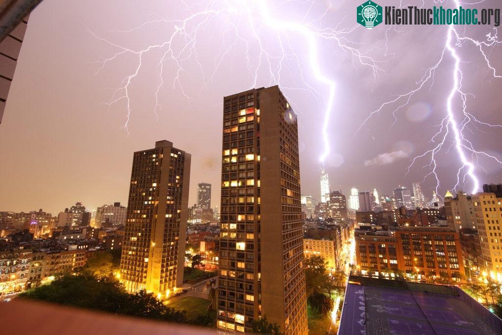 Cảnh tưởng sét đánh rợn người trên bầu trời thành phố New York, Mỹ.