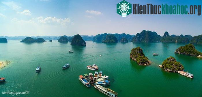 Đảo Ti Tốp nằm giữa nhiều hòn đảo nhỏ khác, tạo thành một quần thể sống động tuyệt đẹp, là nơi dừng chân của các tàu thuyền du lịch.