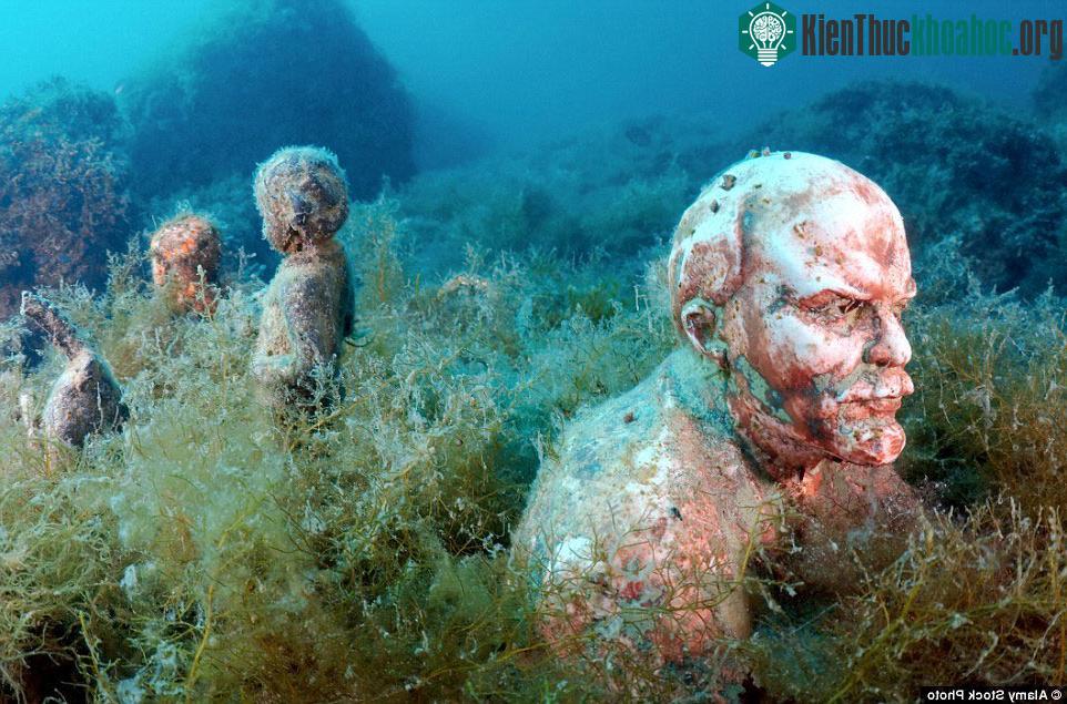 Đường bờ biển ở mũi Tarhankut, Tarhan Qut ở Crimea là nơi tập trung nhiều bức tượng chân dung của những nhà lãnh đạo tài ba trên thế giới .
