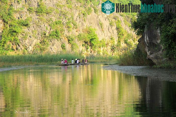 Nơi này không phải đầm nước tự nhiên, mà được hình thành từ những năm 1960 sau khi tuyến đê trị thủy sông Đáy được đắp. (Ảnh: Cỏ Biếc).