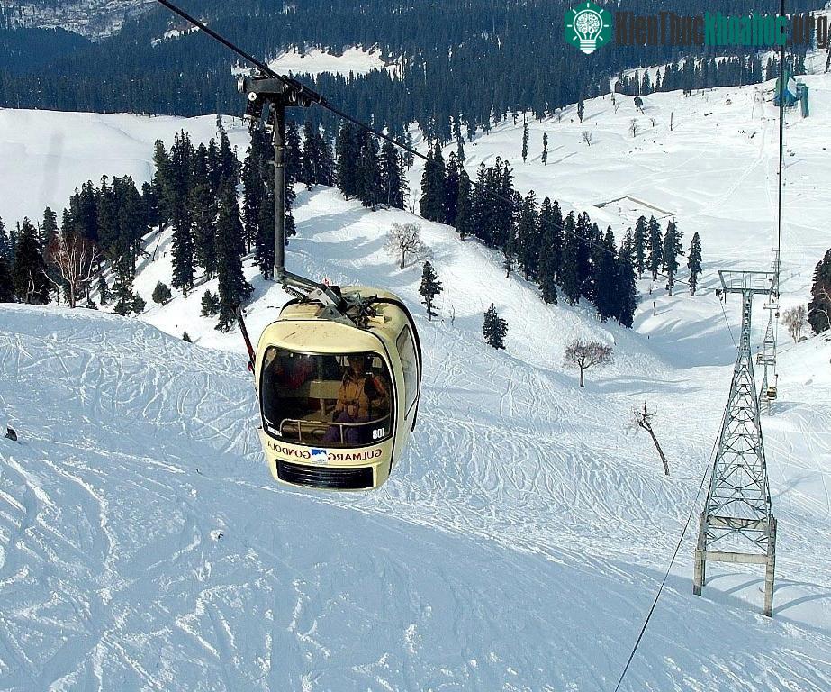 Gulmarg Gondola, Jammu và Kashmir: Cáp treo cao nhất thế giới được xây dựng trên sườn dốc ở độ cao 3.980 m, gần bằng đỉnh Apharwat gần đó. Từ buồng cáp treo, du khách có thể nhìn thấy đỉnh K2 và cá...