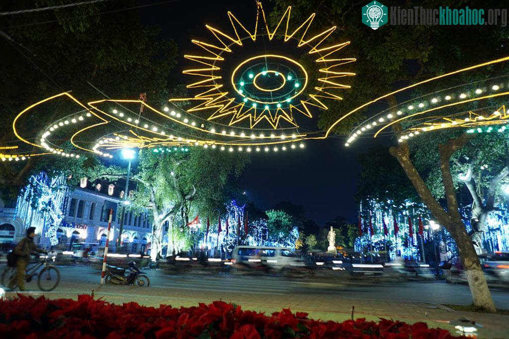 Ven hồ Gươm được xem như một đường hoa tạo không gian đa sắc và được thắp đèn màu lung linh khi về đêm.