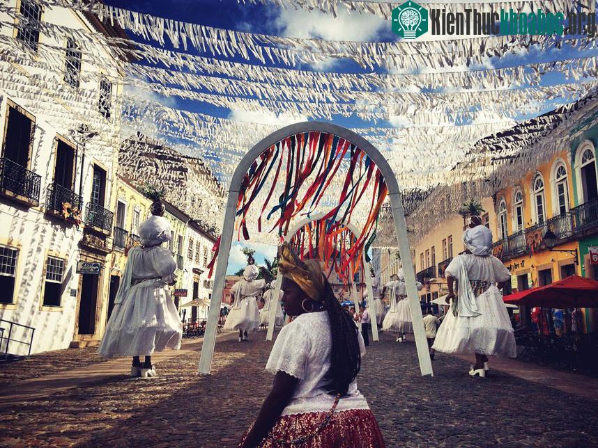 Bức ảnh này ghi lại khoảnh khắc rộn rã ở khu Pelourinho của Salvador, Brazil, ngay trước khi đoàn diễu hành tới.