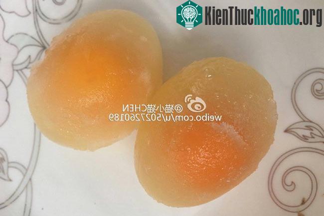 Trứng gà khi đập ra vẫn còn nguyên hình dạng vì đã đông cứng thành đá.