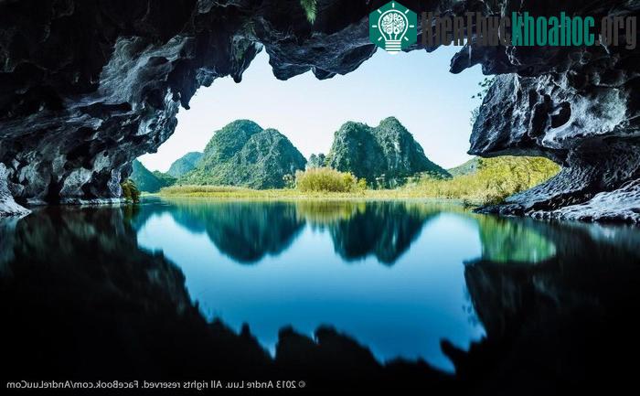 Phía dưới các dãy núi đá vôi là các hang động bí ẩn - (Ảnh: Andre Luu)