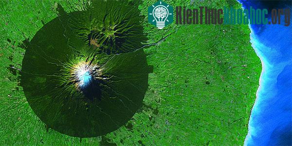Núi lửa Taranaki, New Zealand: Một hình ảnh rất rõ nét về các khu vực khác nhau của núi lửa Taranaki thuộc công viên quốc gia Egmont. Chúng ta có thể thấy rõ miệng núi, sườn núi lửa và các khu vực ...