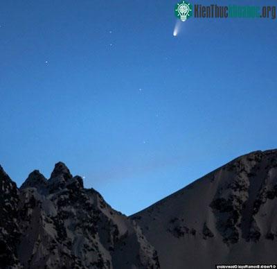 Sao chổi Panstarrs xuất hiện phía trên một dãy núi ở Na Uy - (Ảnh: Daily Mail)