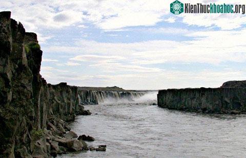 Phía nam của&nbsp;Dettifoss&nbsp;là thác nước&nbsp;Selfoss (cao 10m),&nbsp;và&nbsp;phía bắc là thác nước&nbsp;Hafragilsfoss (cao 27m).