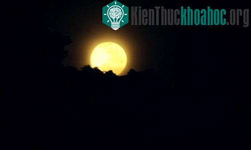 Trăng ra khỏi mây lúc 18h30.