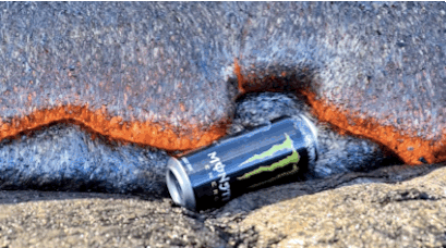 21. Chiếc vỏ lon Monster bị nuốt trọn bởi dung nham.