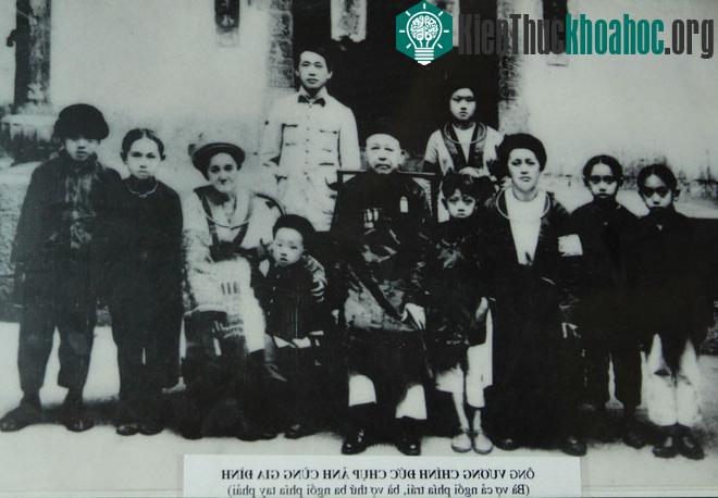 Người cho xây dựng dinh thự là Vương Chính Đức. Cụ Đức là thủ lĩnh của đồng bào H'Mông ở Hà Giang, nổi tiếng giàu có do buôn bán thuốc phiện. Khi Cách...