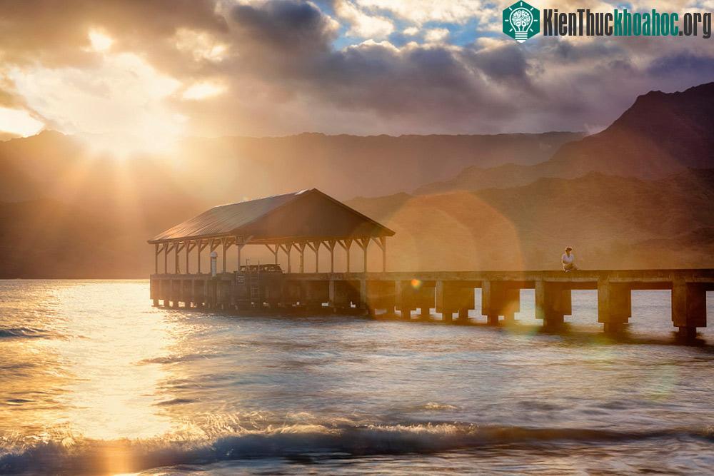 Enjoying the Sunset at Hanalei... by Ian Frazier