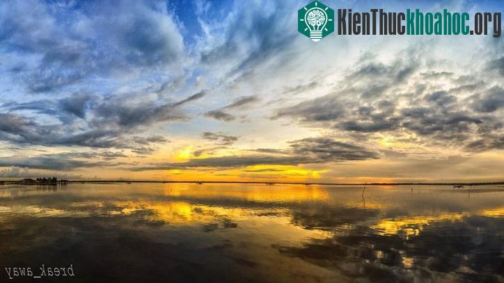 Bình minh của Huế là bình minh đẹp dịu dàng trên phá Tam Giang- (Ảnh: break_away)