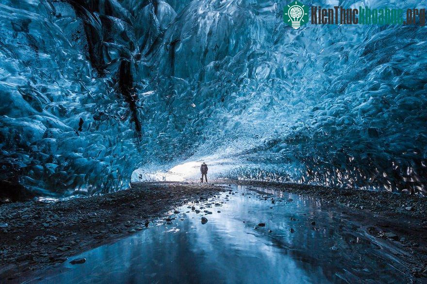 Hang động bằng băng ở Iceland