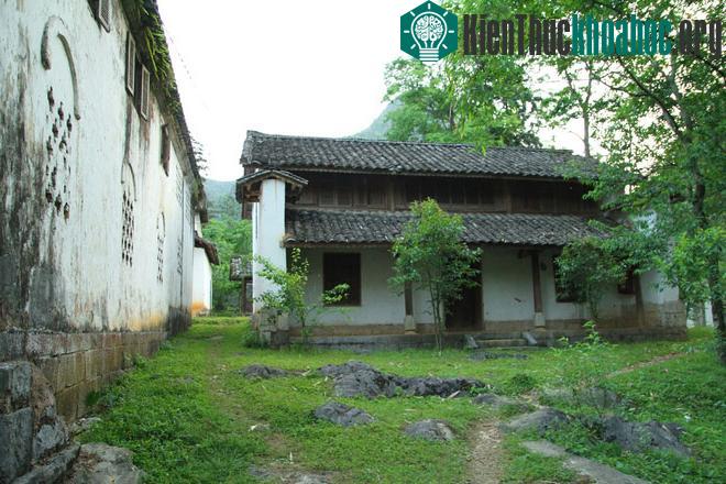 Năm 1993, nhà Vương được xếp hạng di tích kiến trúc nghệ thuật. Đến năm 2004, Nhà nước đã chi 7,5 tỷ đồng để trùng tu toàn bộ di tích. Việc trùng tu đ...