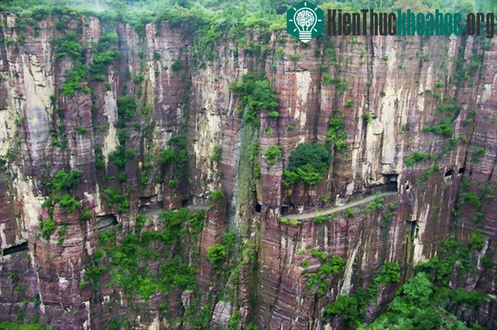 Toàn bộ "hành lang vách đá" hiện ra thấp thoáng.