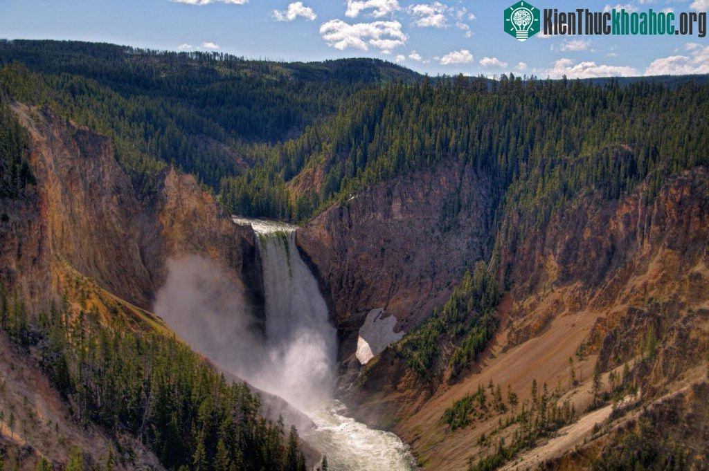 Thác Lower nằm trong công viên quốc gia Yellowstone tại Wyoming, Mỹ