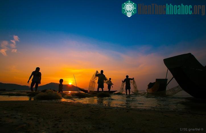 Bình minh gắn với hoạt động thường nhật của người dân xứ Huế- (Ảnh: ThangSoi)