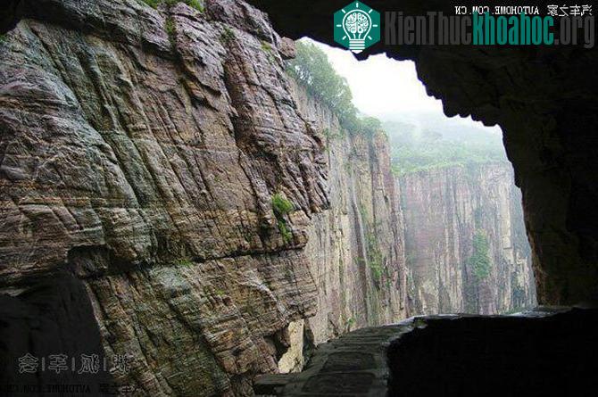 Vách động có chỗ thì bằng phẳng, chỗ lại lồi lõm