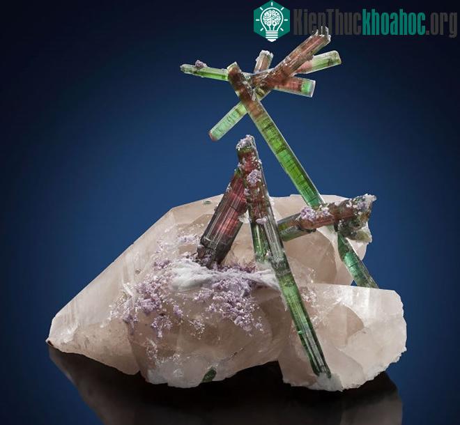 Bí ẩn vũ trụ ẩn giấu trong những viên đá quý tự nhiên
