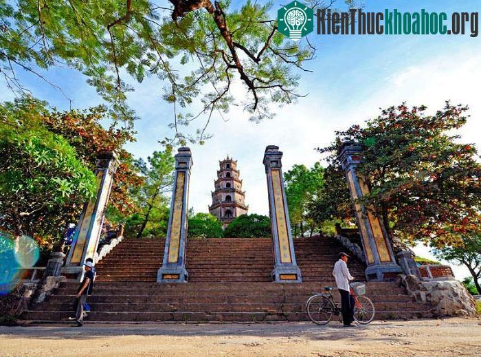 Chùa Thiên Mụ vào nắng sớm bình minh- (Ảnh: bear)