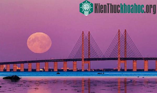 Trăng máu nhuộm đỏ bầu trời phía trên cầu Öresund ở Copenhagen, Thụy Điển. (Ảnh: Thomas H).&nbsp;