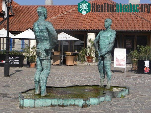 Bức tượng hai người đàn ông đang đứng tè của David Černý, Czech