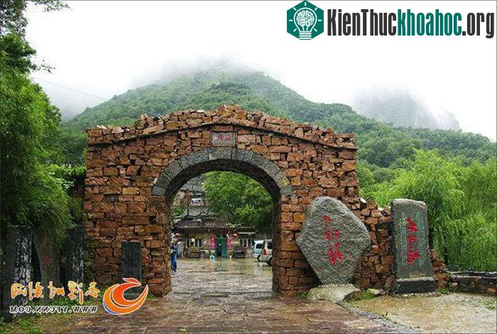 Vôi được trát vào các khe hở của cửa gỗ