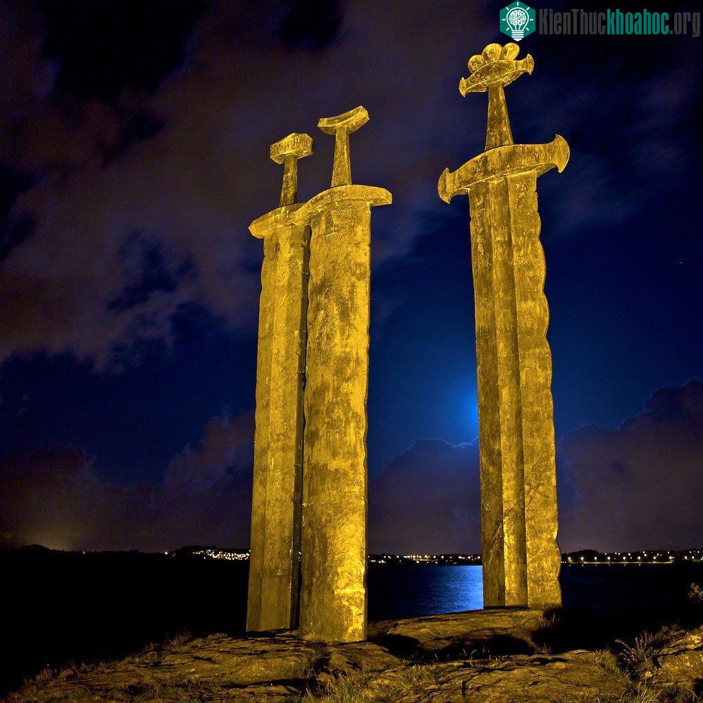 Những thanh gươm Sverd i fjell khổng lồ tại Na Uy