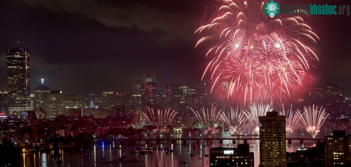 Pháo hoa trên bầu trời sông Charles và Esplanade, Boston, 04/07/2015.