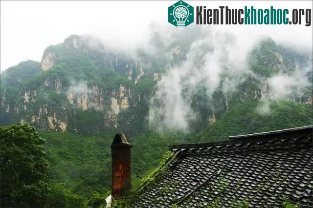 Đặc thù nhất là ống khói được xây gạch màu đỏ, giữa trùng trùng điệp điệp núi non, nó hiện ra hết sức nhỏ bé