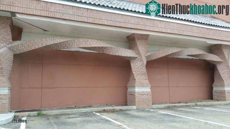 Những thanh ngang xoắn tại một nhà hàng mới xây