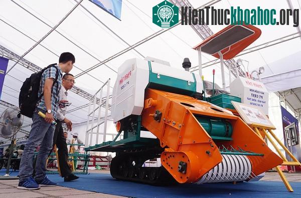 Nông dân "trình diễn" sản phẩm tại chợ khoa học