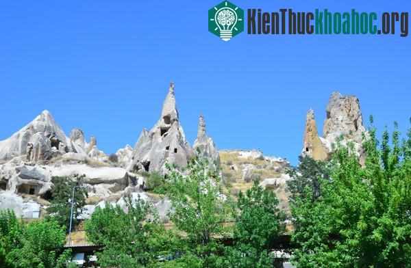 Qua hàng nghìn năm, theo tác động của tự nhiên, nhất là những cơn mưa và gió thổi qua thung lũng đã làm xói mòn lớp đá mềm bên dưới.