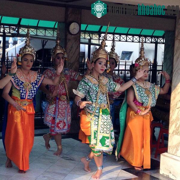 Vị trí tọa lạc của ngôi đền sát cạnh nhiều tòa nhà thương mại sầm uất
