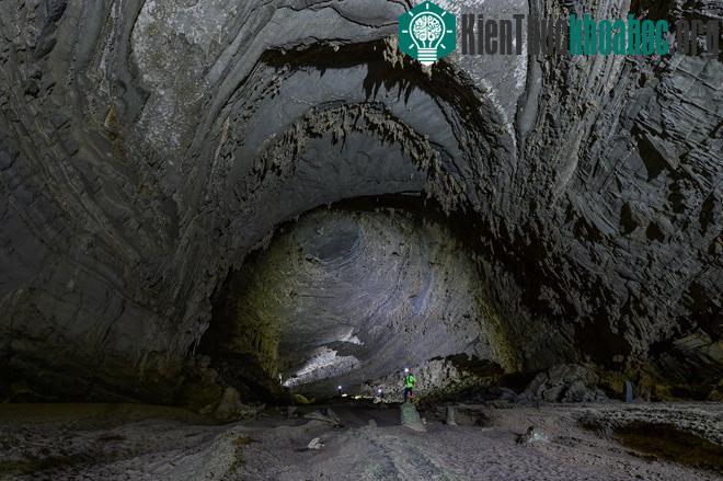 Ngắm thạch nhũ kỳ ảo khổng lồ ở hang Tiên