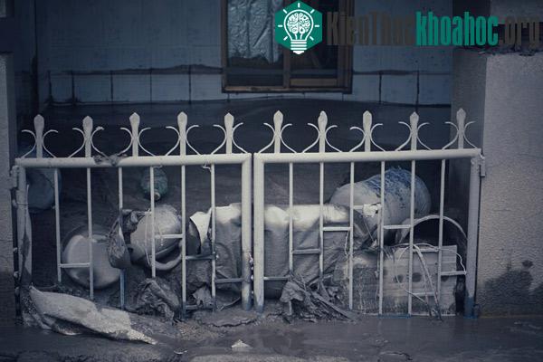 Vật dụng của một gia đình được cánh cổng giữ lại.