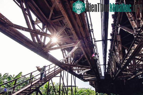 Dấu thời gian trên cầu Long Biên