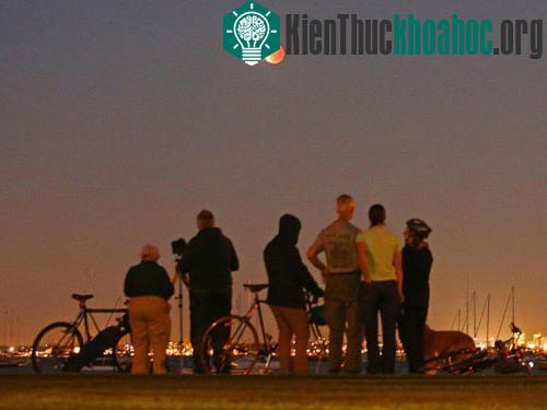 Người dân đang cùng chiêm ngưỡng hiện tượng thiên văn kỳ thú tại Wlliamstown tại Melbourne, Úc