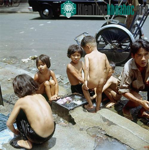 Chùm ảnh màu đăc sắc về trẻ em miền Nam, Trung trước 1975