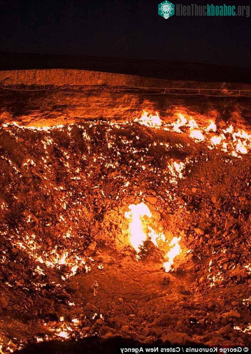 Thám hiểm “cổng địa ngục” cháy rừng rực ở Turkmenistan