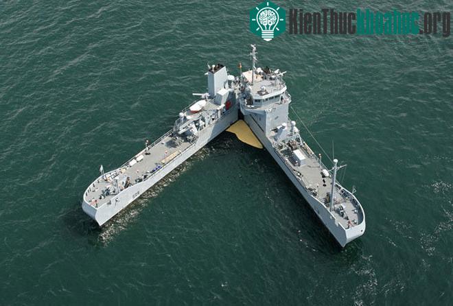 Vùng nước có dầu tràn được hút vào bể chứa 790m3 của tàu, sau đó được làm sạch và tách dầu. (Ảnh: Huanqiu)