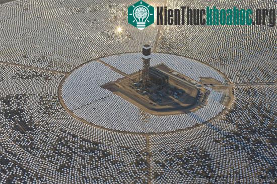 Với diện tích khổng lồ, nhà máy này có thể sản xuất gần 400 megawatt điện một năm. Dự án xây dựng nhà máy do công ty năng lượng Bright Source, NRG và công ty Google phát triển.