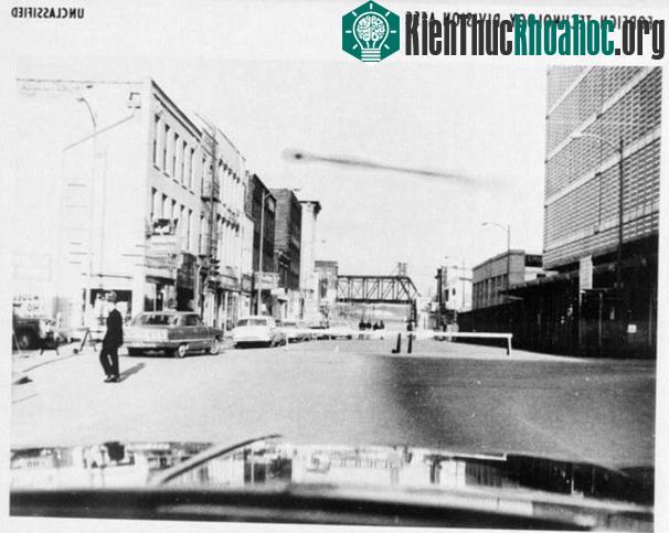 Cảnh tượng trong ảnh xảy ra vào ngày 5/4/1965 tại Omaha, bang Nebraska. Không quân Mỹ không tiếp nhận thêm thông tin bổ sung về bức ảnh. Sách Xanh mà Washington công bố gồm 12.618 báo cáo về việc p...