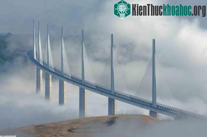 Nhiều chuyên gia đánh giá cầu cạn Millau, cầu dây văng bắc qua thung lũng sông Tarn ở Millau ở Pháp, là một trong những chiếc cầu cao nhất thế giới. Các kỹ sư đã thiết kế làn đường cao tốc A7F nối ...