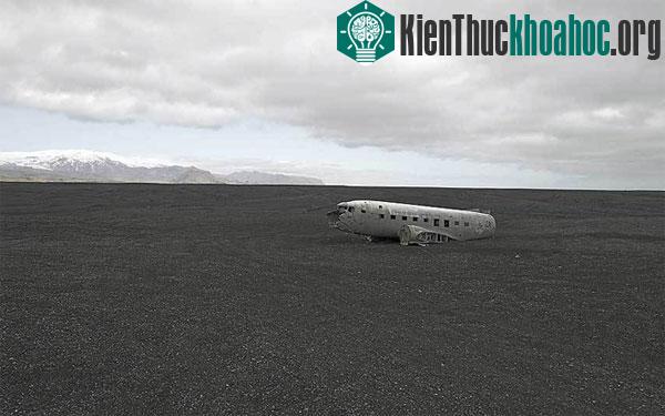 Douglas C47D của Hải quân Mỹ ở một vùng đất hoang vắng gần Vik, Iceland. Chiếc máy bay buộc phải đáp khẩn cấp xuống gần bờ biển vào năm 1973, tuy nhiên không ai gặp nạn.
