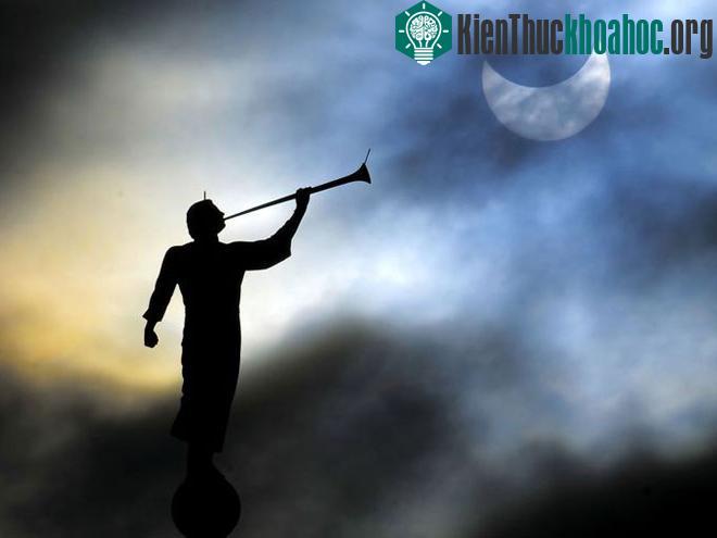 Nhật thực một phần được nhìn từ bức tượng Angel Moroni, trên đỉnh nhà thờ ở thành phố Brigham, bang Utah. (Ảnh: AP)