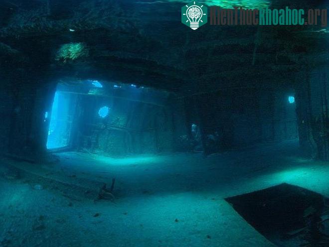 Cristobal Colon là xác tàu lớn nhất ở Bermuda. Tàu thủy lớn của Tây Ban Nha có chiều dài 152m, được hoàn thiện năm 1923 và là một trong những con tàu nhanh nhất lúc bấy giờ. Cristobal Colon gặp nạn...