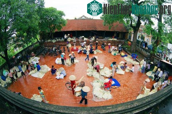 Chợ Chuông chuyên bán lá làm nón tại xã Phương Trung, huyện Thanh Oai.